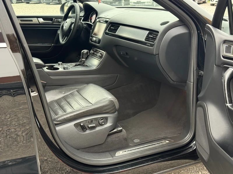 VW Touareg 4.2TDi 340к.с * R-Line* * 360Камери* * Панорама* , снимка 11 - Автомобили и джипове - 52165185