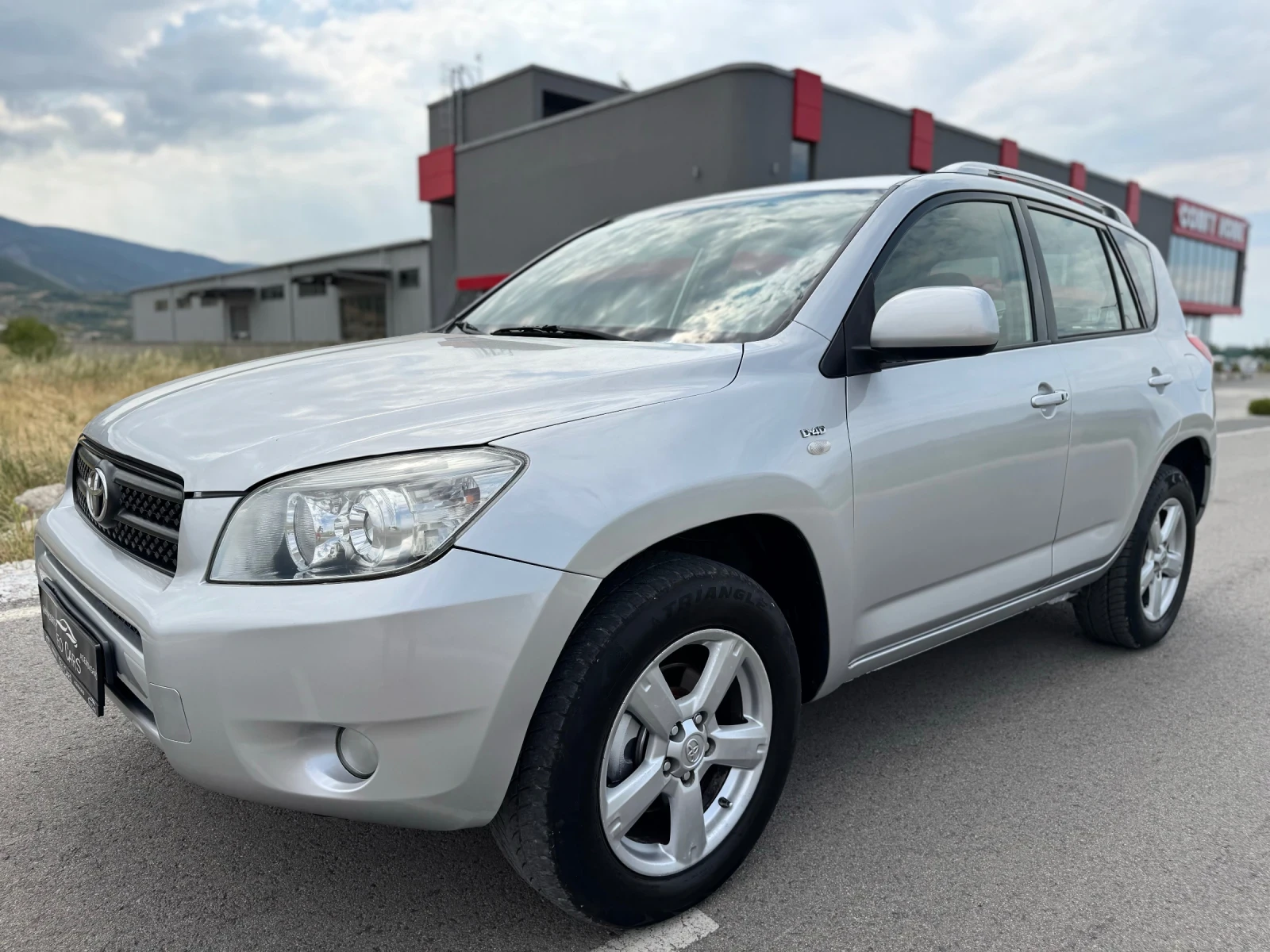 Toyota Rav4 2.2 D-4D 136к.с 4Х4 / KEYLESS / KOJA / NAVI  - изображение 3