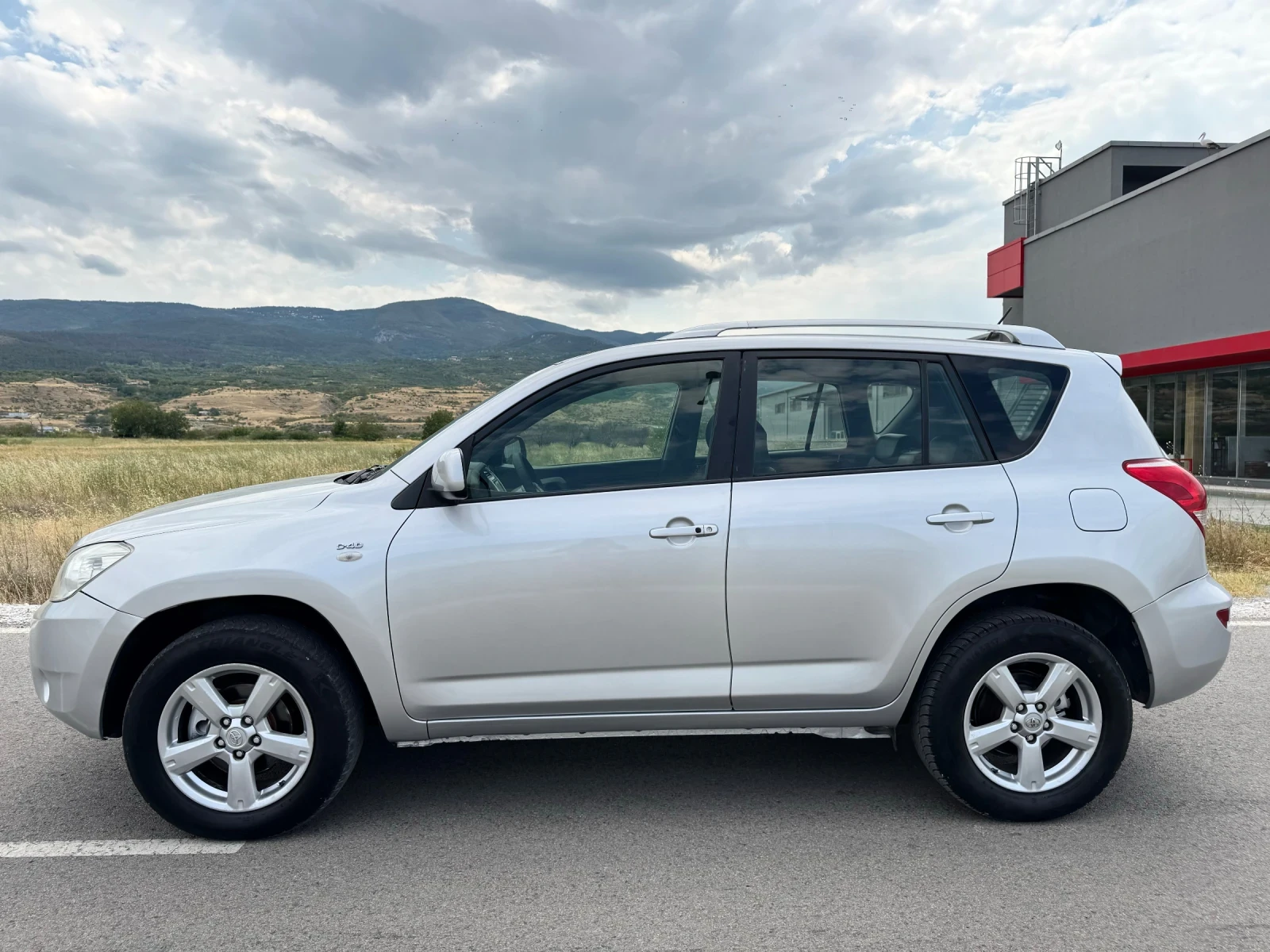 Toyota Rav4 2.2 D-4D 136к.с 4Х4 / KEYLESS / KOJA / NAVI  - изображение 4