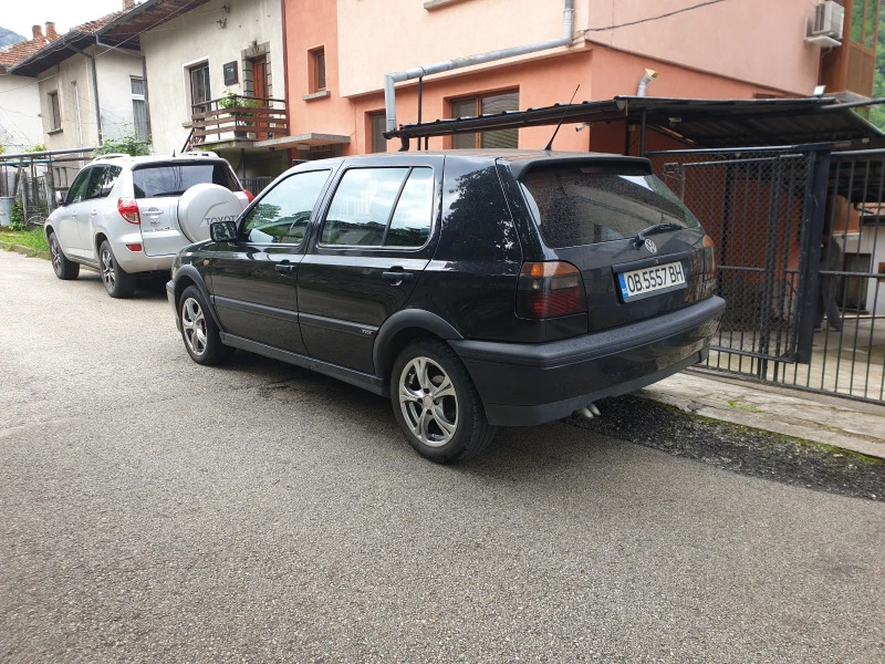 VW Golf TDI- GTI 20 YEARS ANIVERSARY EDITION, снимка 2 - Автомобили и джипове - 47501698