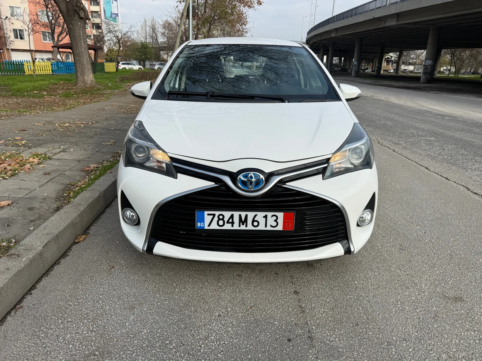 Toyota Yaris 1.5 hybrid автоматик - изображение 2