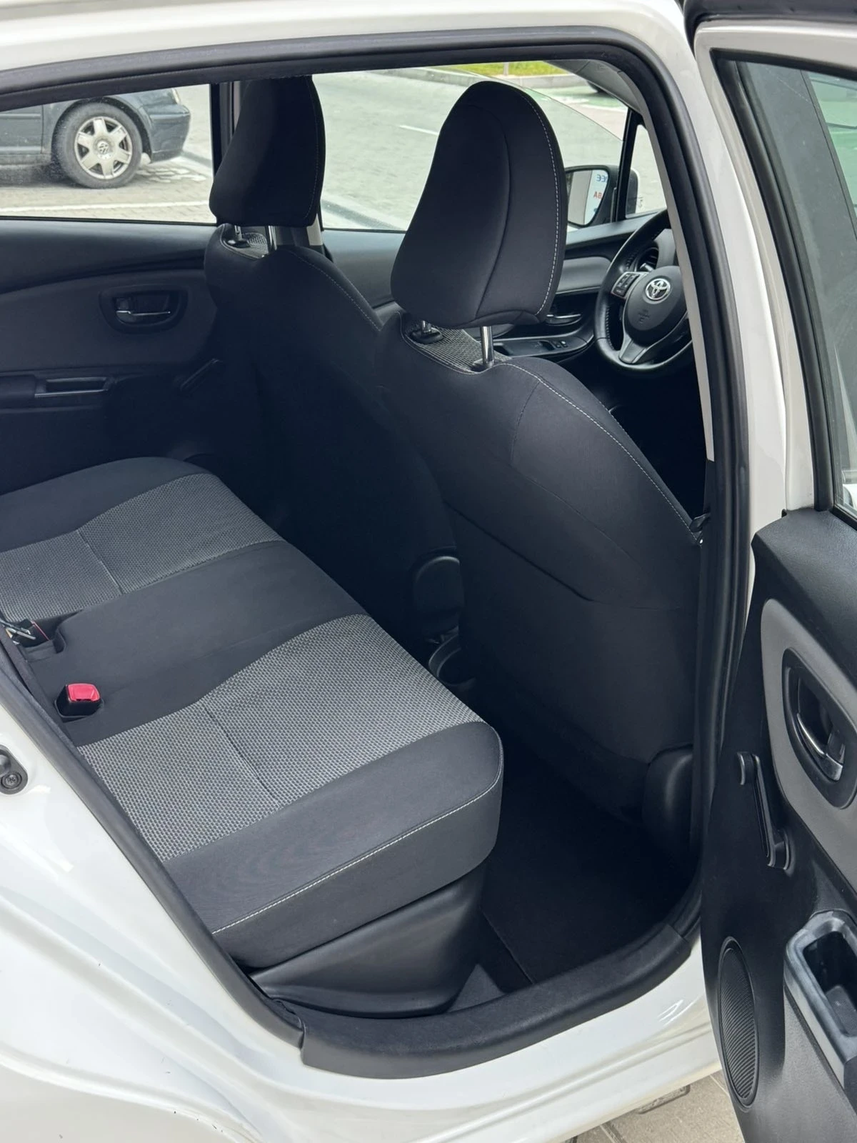 Toyota Yaris 1.5 hybrid автоматик, снимка 13 - Автомобили и джипове - 53012889