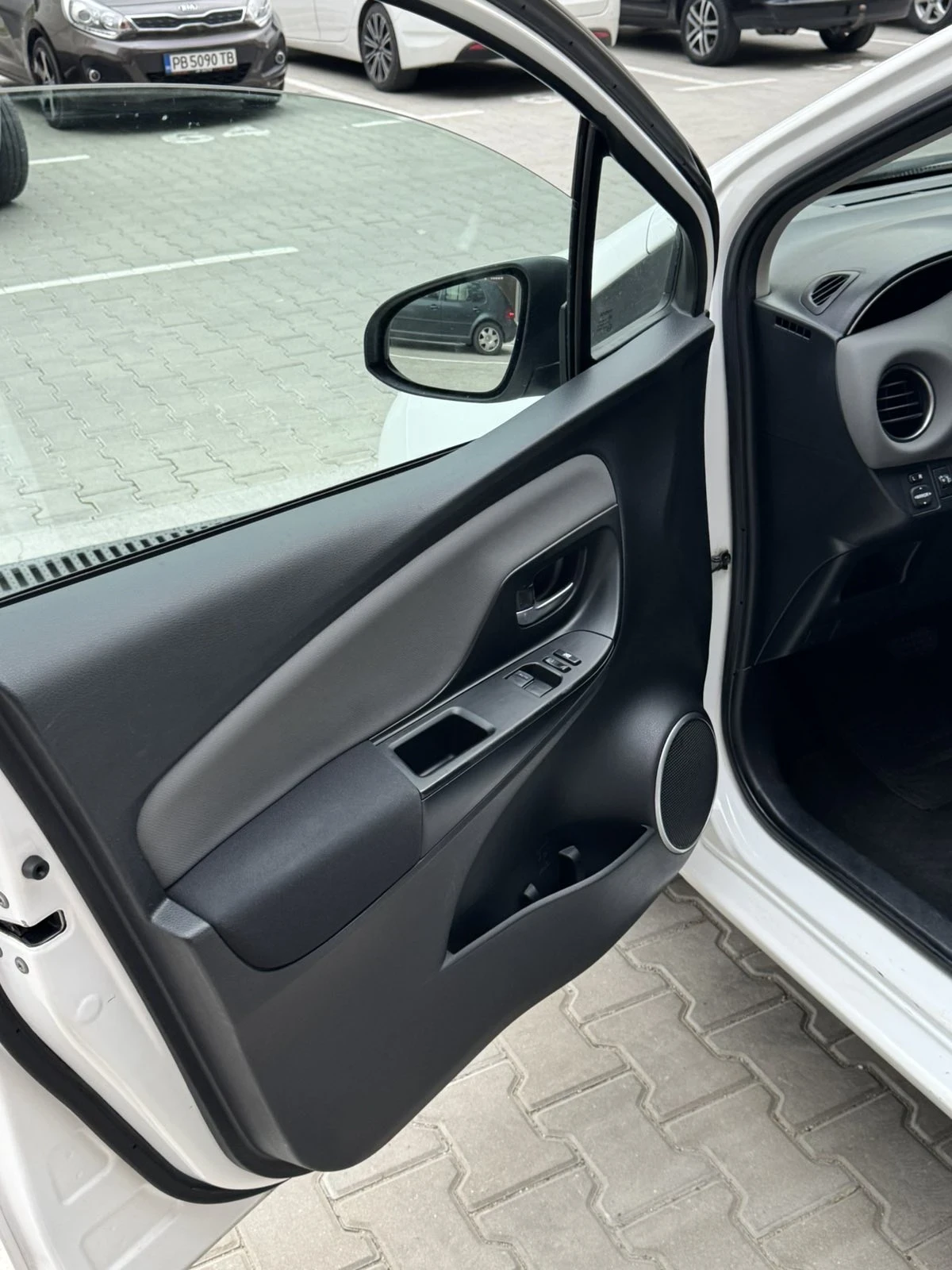 Toyota Yaris 1.5 hybrid автоматик, снимка 7 - Автомобили и джипове - 53012889