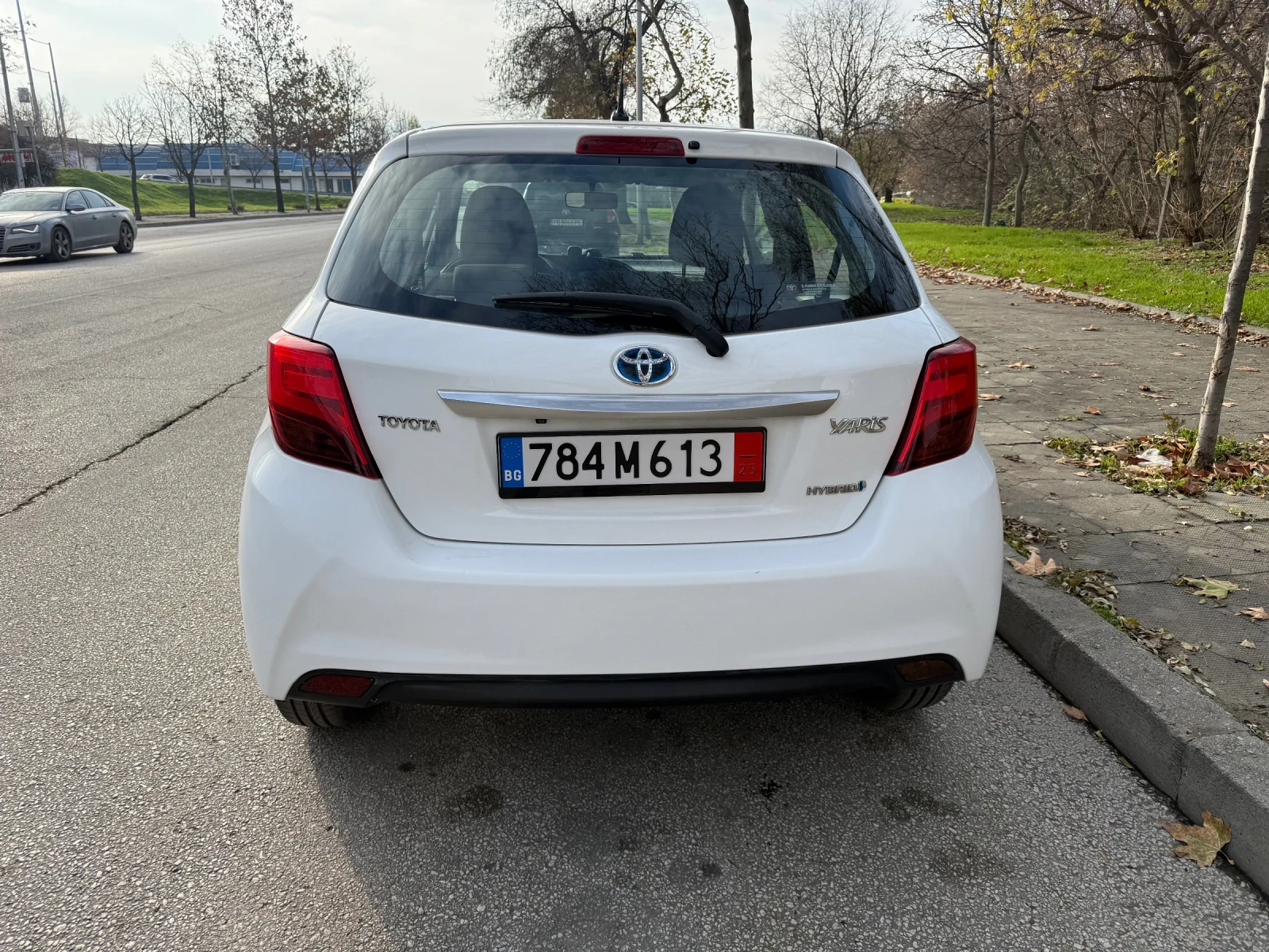 Toyota Yaris 1.5 hybrid автоматик - изображение 5