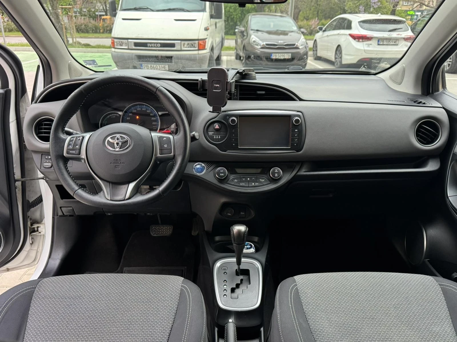 Toyota Yaris 1.5 hybrid автоматик, снимка 11 - Автомобили и джипове - 53012889