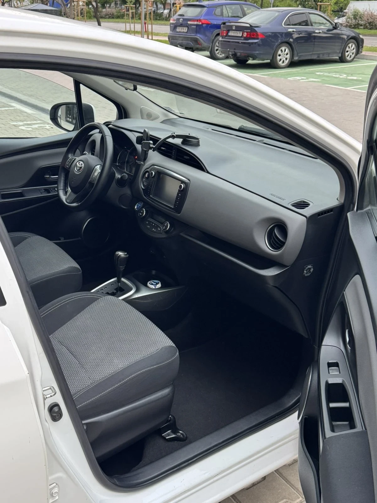 Toyota Yaris 1.5 hybrid автоматик, снимка 8 - Автомобили и джипове - 53012889