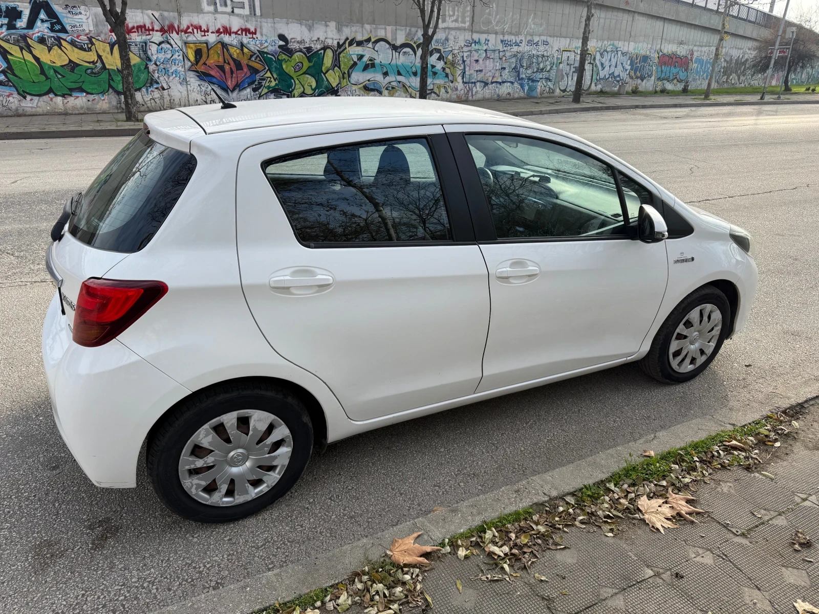 Toyota Yaris 1.5 hybrid автоматик - изображение 6