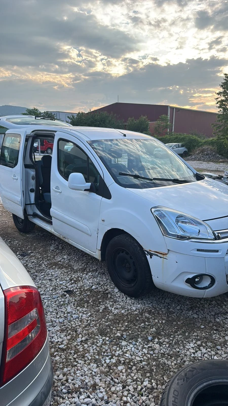 Citroen Berlingo 1.6 ehdi, снимка 4 - Автомобили и джипове - 54898547