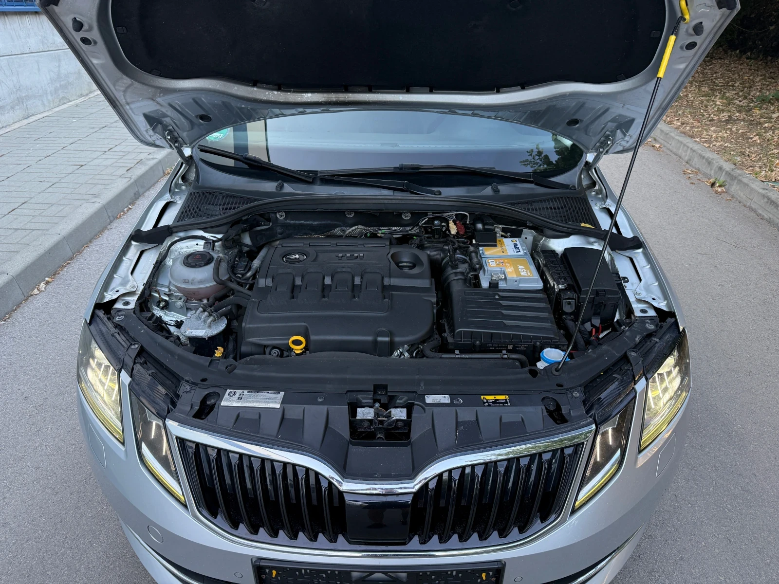 Skoda Octavia 2.0 TDi Full LED / 4x4 / DSG, снимка 15 - Автомобили и джипове - 55631292