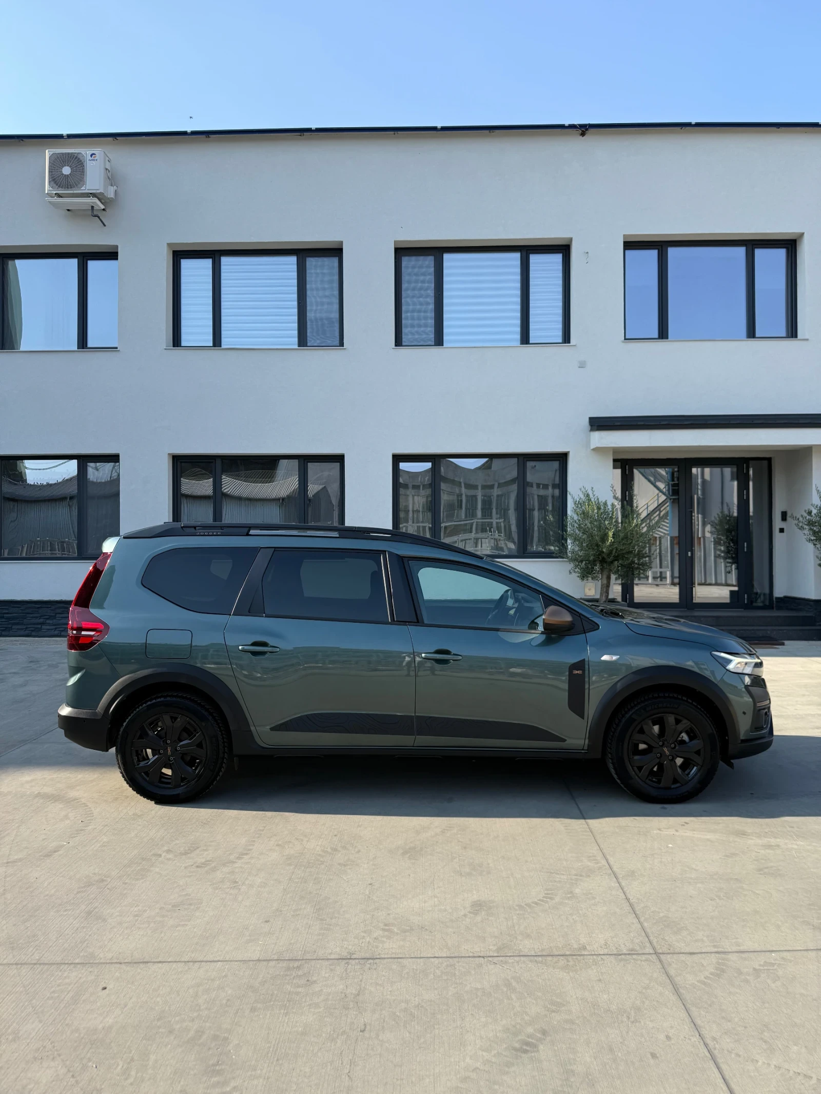 Dacia Jogger EXTREME 1.6 HYBRID ГАРАНЦИОННА, снимка 4 - Автомобили и джипове - 56065189