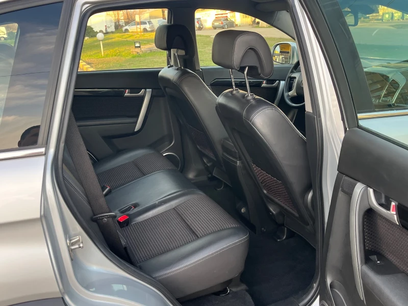Chevrolet Captiva 2.4i 4x4, снимка 11 - Автомобили и джипове - 52942013