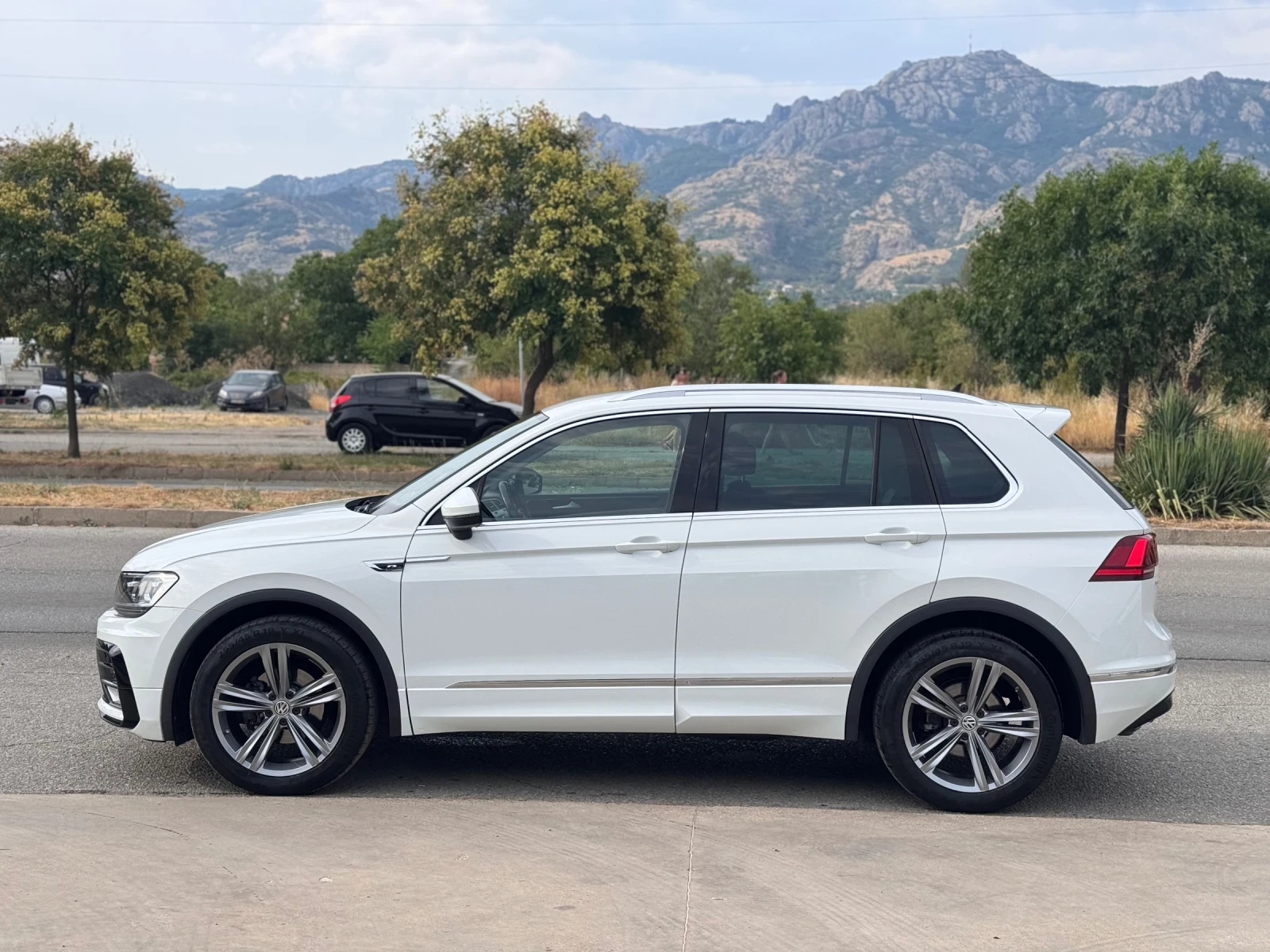 VW Tiguan 2.0TDI R-Line 150кс 4MOTION DSG * ПЕРФЕКТЕН*  - изображение 2