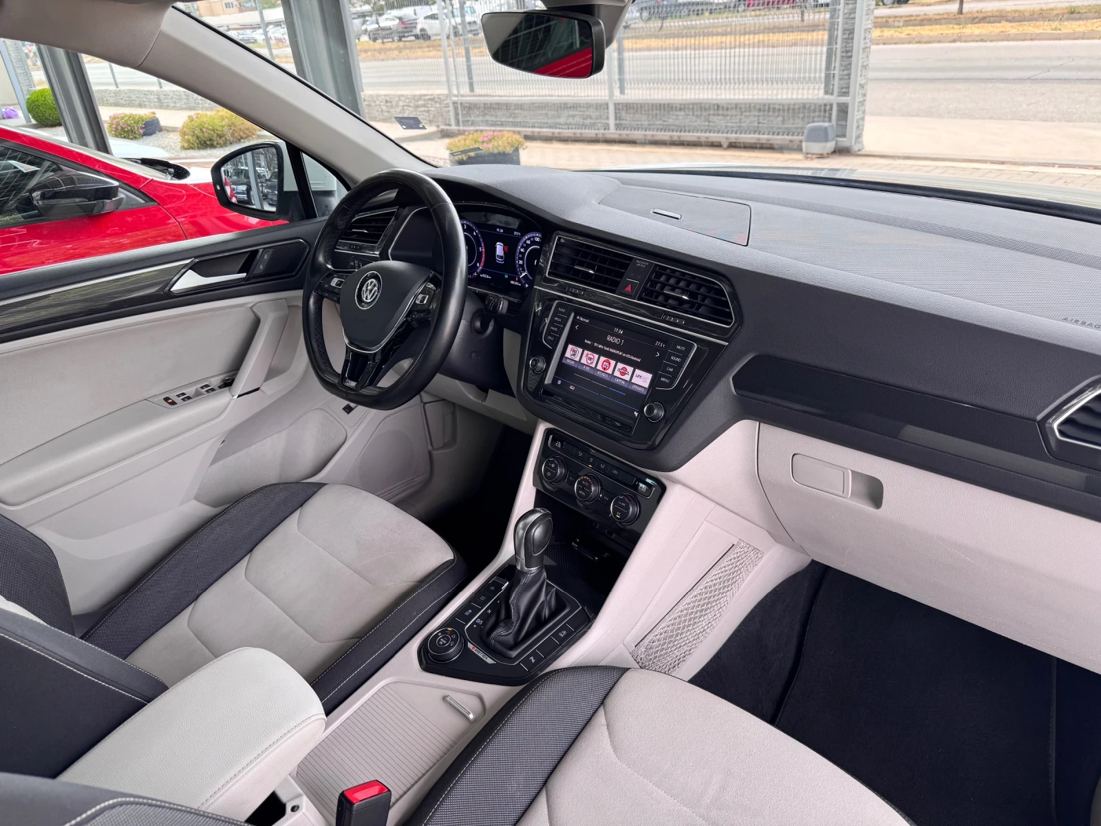 VW Tiguan 2.0TDI R-Line 150кс 4MOTION DSG * ПЕРФЕКТЕН*  - изображение 5