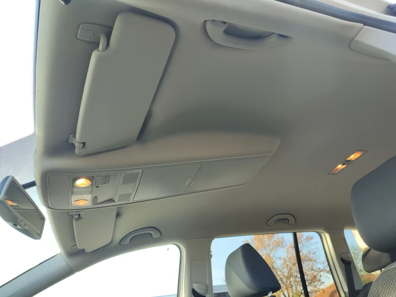 VW Touran, снимка 16 - Автомобили и джипове - 51240663