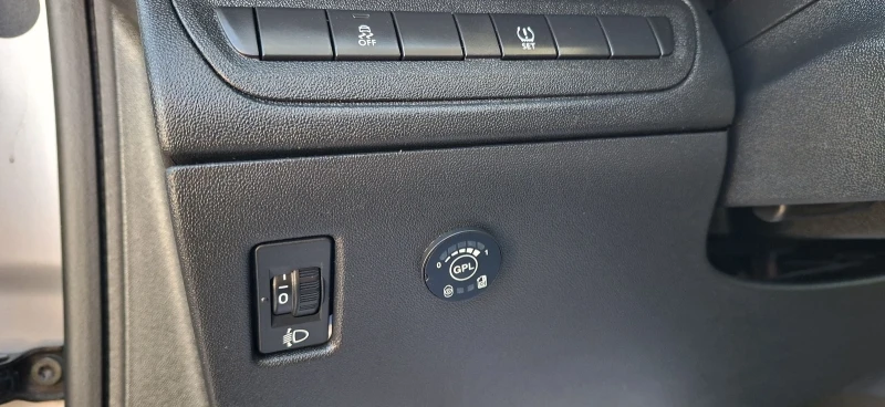 Peugeot 208 1, 4 БЕНЗИН/ГАЗ, снимка 8 - Автомобили и джипове - 51512284