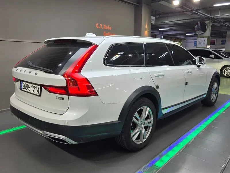 Volvo V90  Cross Country D5 Awd, снимка 2 - Автомобили и джипове - 56698798