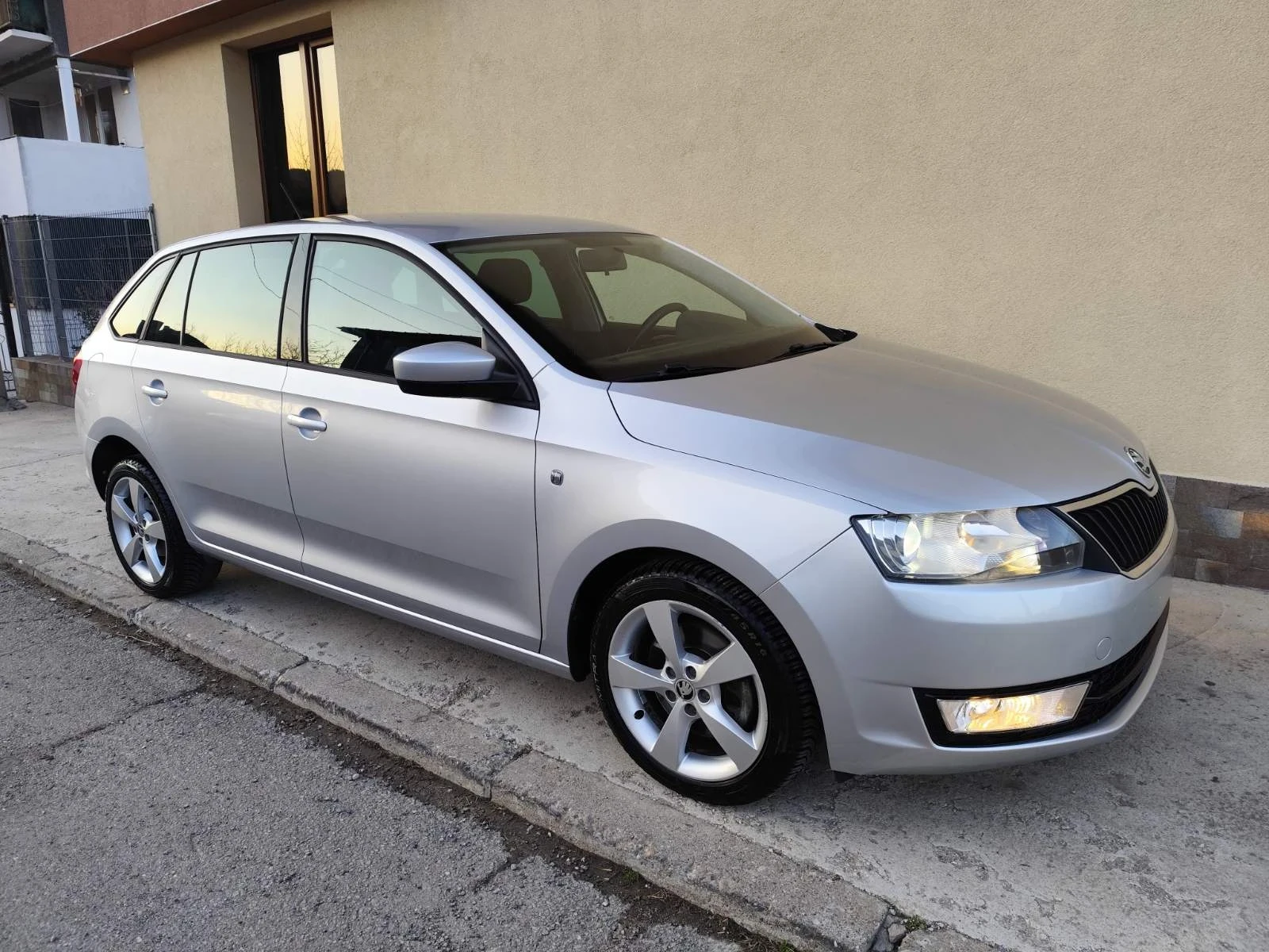 Skoda Rapid 1.6, снимка 5 - Автомобили и джипове - 53750951