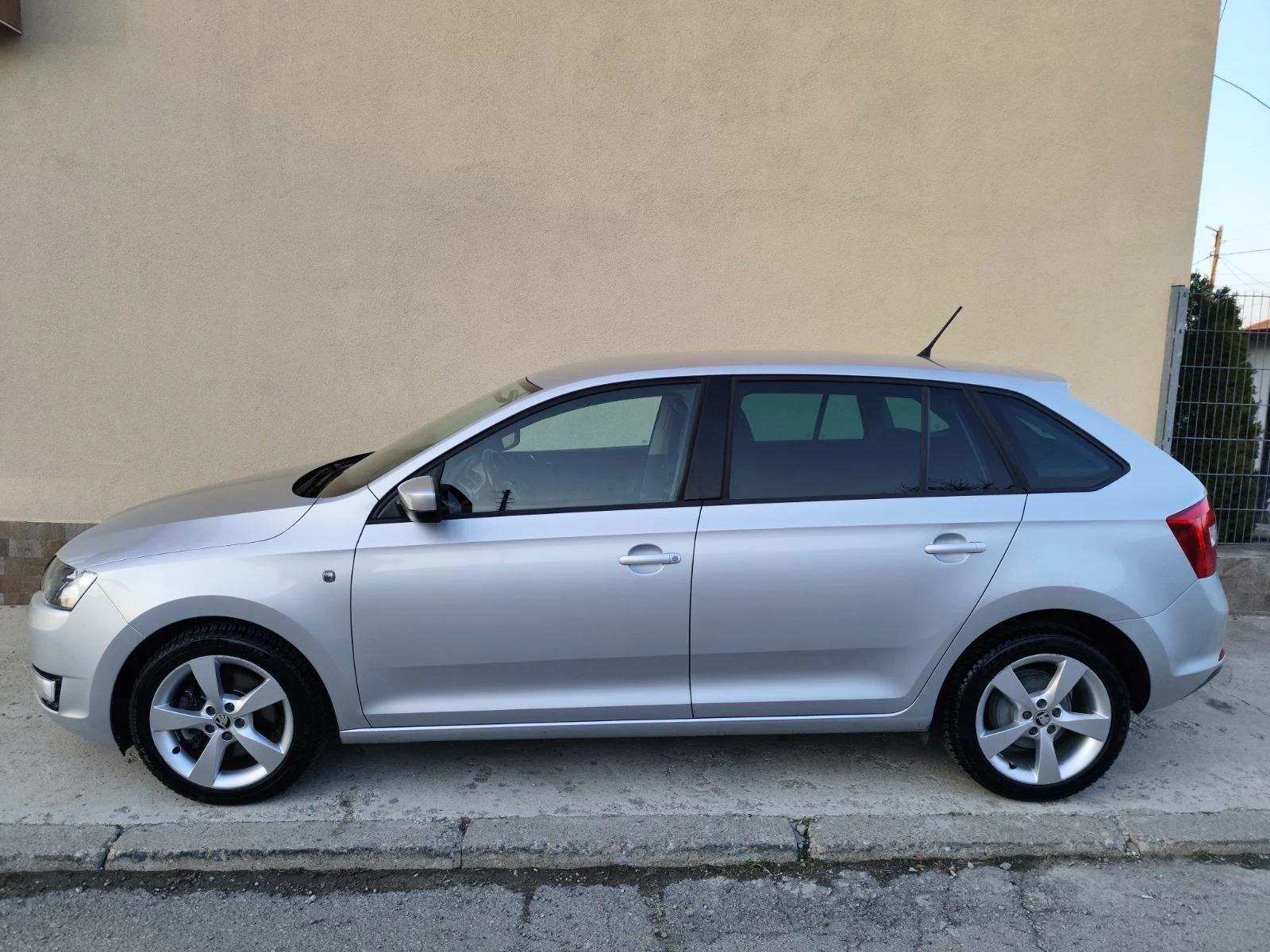 Skoda Rapid 1.6, снимка 4 - Автомобили и джипове - 53750951