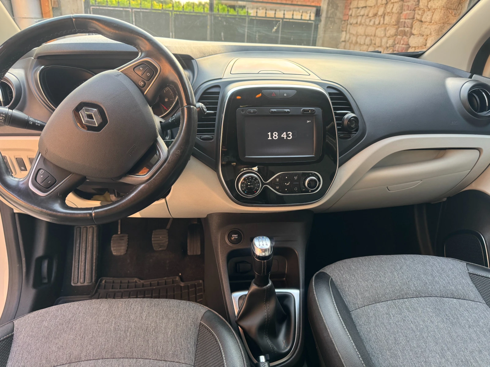 Renault Captur, снимка 5 - Автомобили и джипове - 55378276