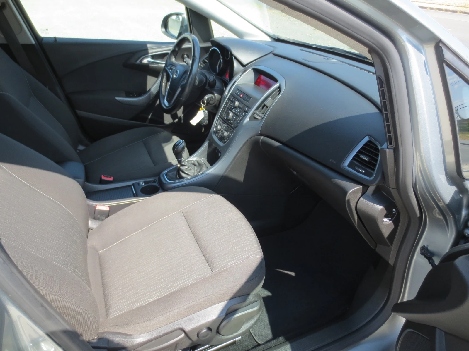 Opel Astra 1.4 i * TURBO* СЕДАН, снимка 14 - Автомобили и джипове - 55799176