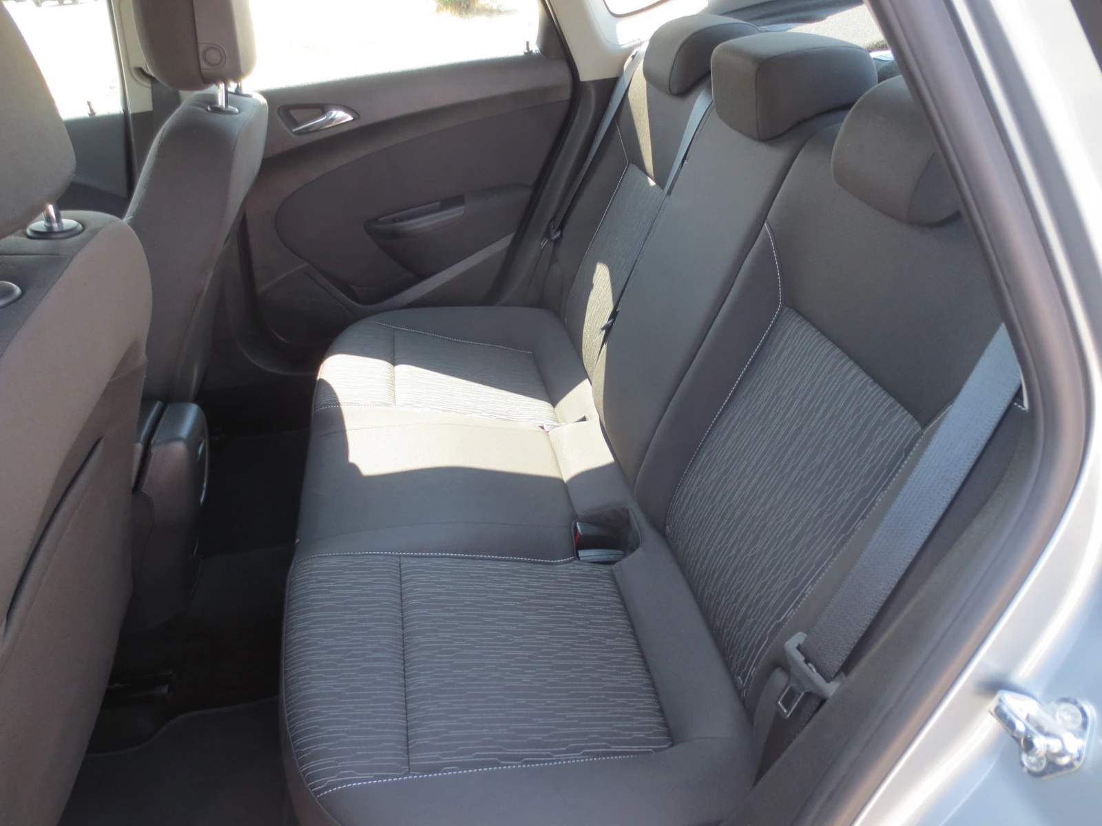 Opel Astra 1.4 i * TURBO* СЕДАН, снимка 12 - Автомобили и джипове - 55799176
