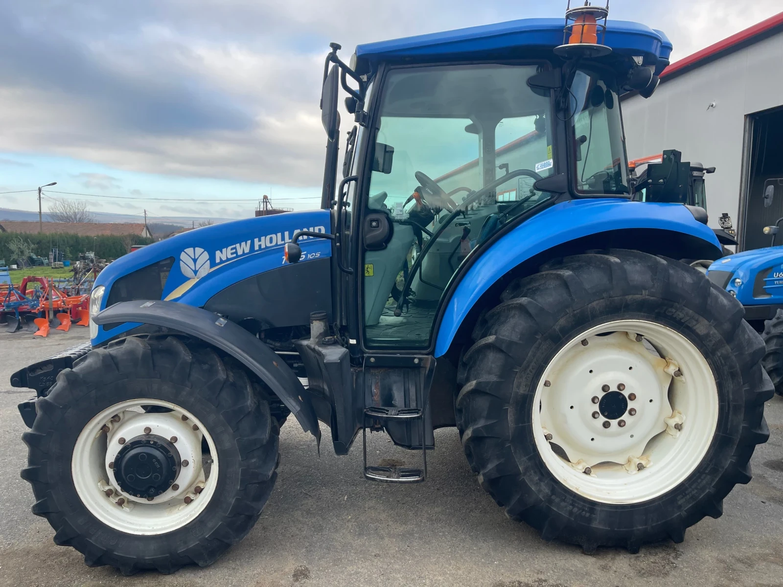 Трактор New Holland T 5.105 - изображение 5