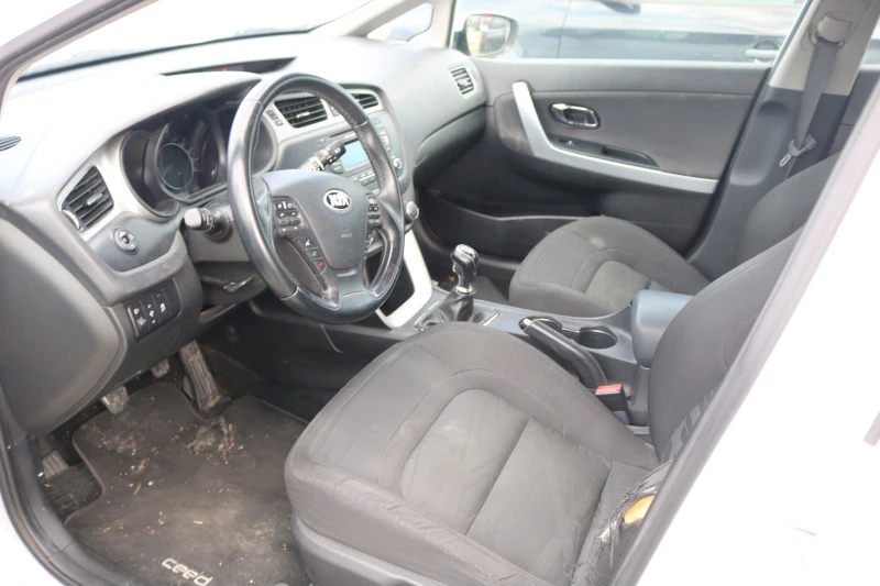 Kia Ceed 1.6 GDI, снимка 6 - Автомобили и джипове - 45354921