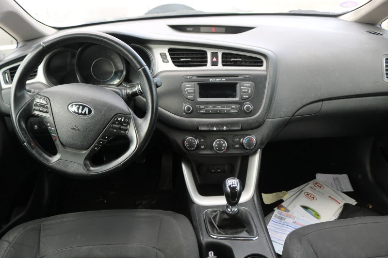 Kia Ceed 1.6 GDI, снимка 8 - Автомобили и джипове - 45354921