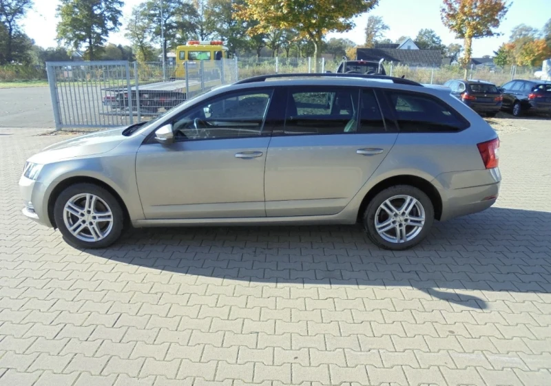 Skoda Octavia 2.0TDi * DSG * 4x4 * Apple car play * Led * Аmbien, снимка 3 - Автомобили и джипове - 47707465