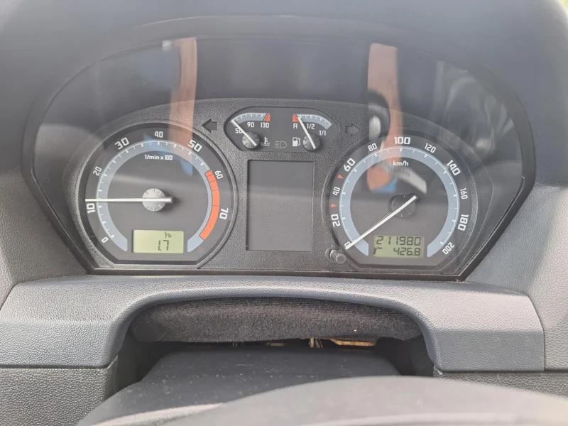 Skoda Fabia 1.4i klima, снимка 13 - Автомобили и джипове - 52079529
