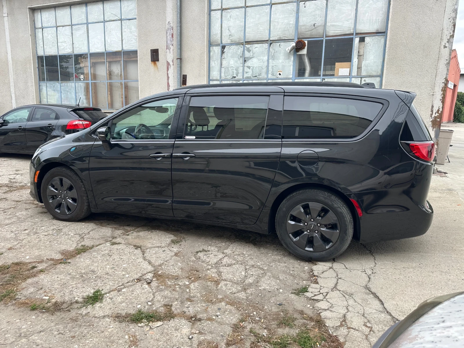 Chrysler Pacifica Plug-in hybrid Limited S, снимка 4 - Автомобили и джипове - 53715522