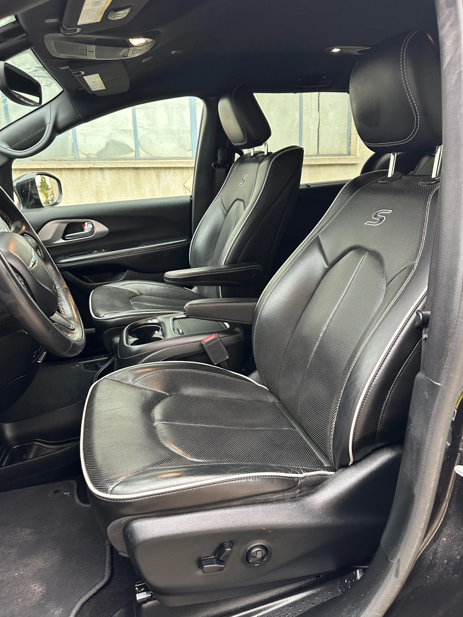 Chrysler Pacifica Plug-in hybrid Limited S, снимка 9 - Автомобили и джипове - 53715522