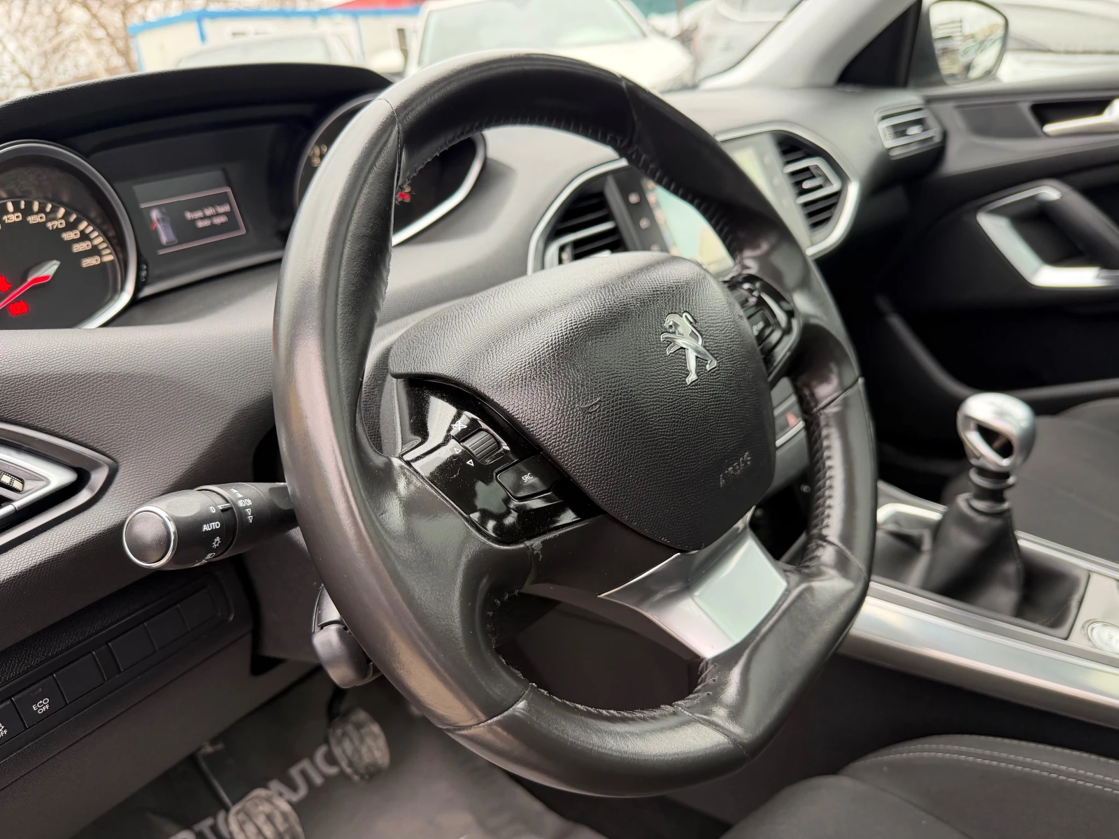 Peugeot 308 1.6Ehdi CAMERA PANORAMA XENON START/STOP KEY LESS, снимка 9 - Автомобили и джипове - 53904406