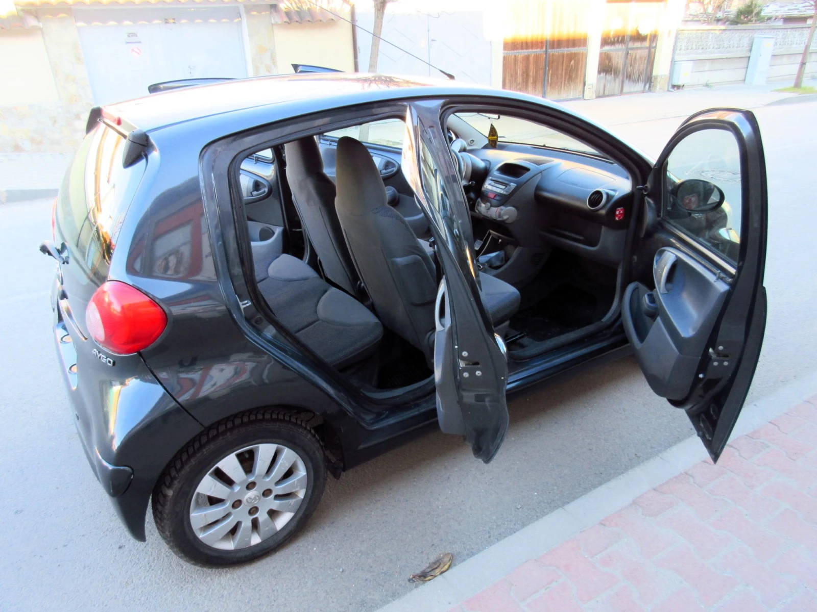 Toyota Aygo 1.0i, снимка 10 - Автомобили и джипове - 54394553