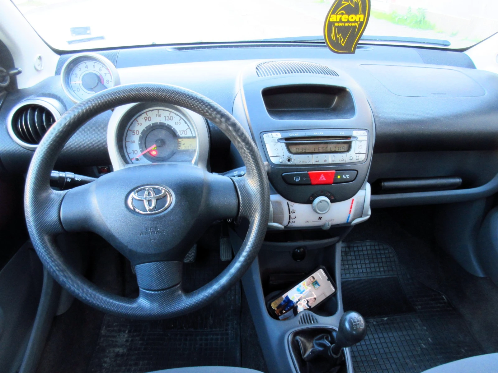 Toyota Aygo 1.0i, снимка 11 - Автомобили и джипове - 54394553