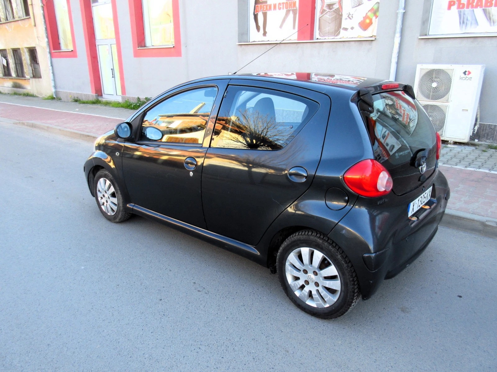 Toyota Aygo 1.0i, снимка 8 - Автомобили и джипове - 54394553