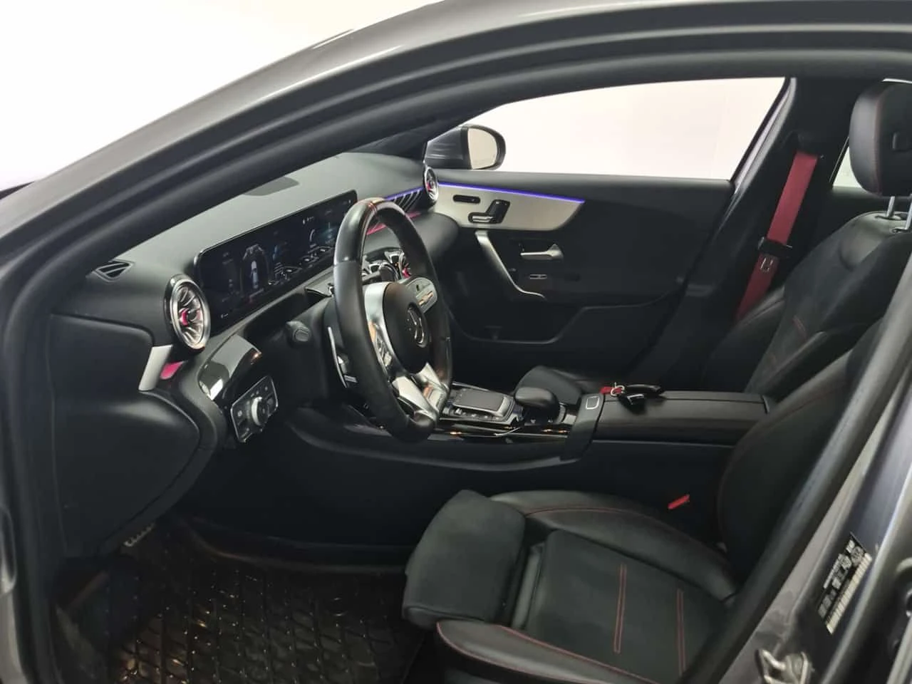Mercedes-Benz A 35  AMG| ALCANTARA| AMBIENT| PANO| 2 КЛЮЧА| , снимка 9 - Автомобили и джипове - 54651115