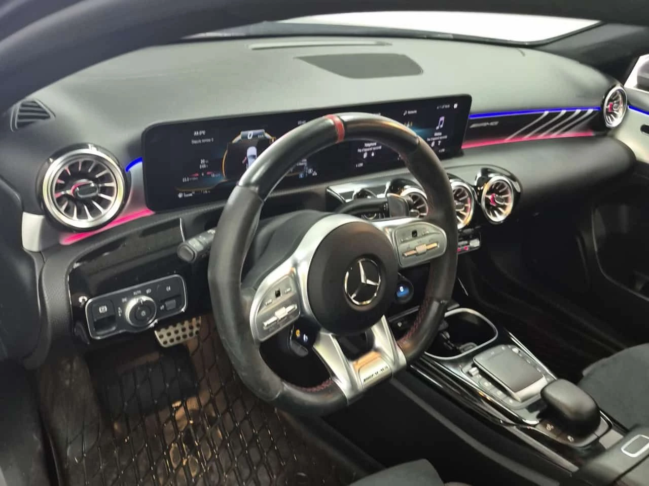 Mercedes-Benz A 35  AMG| ALCANTARA| AMBIENT| PANO| 2 КЛЮЧА| , снимка 10 - Автомобили и джипове - 54651115