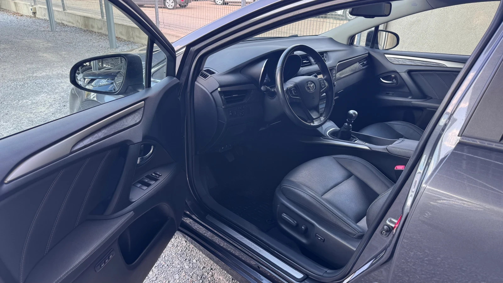 Toyota Avensis 2.0D-4D 143кс* LUXURY* FULL* ПЕРФЕКТЕН* , снимка 11 - Автомобили и джипове - 55229856