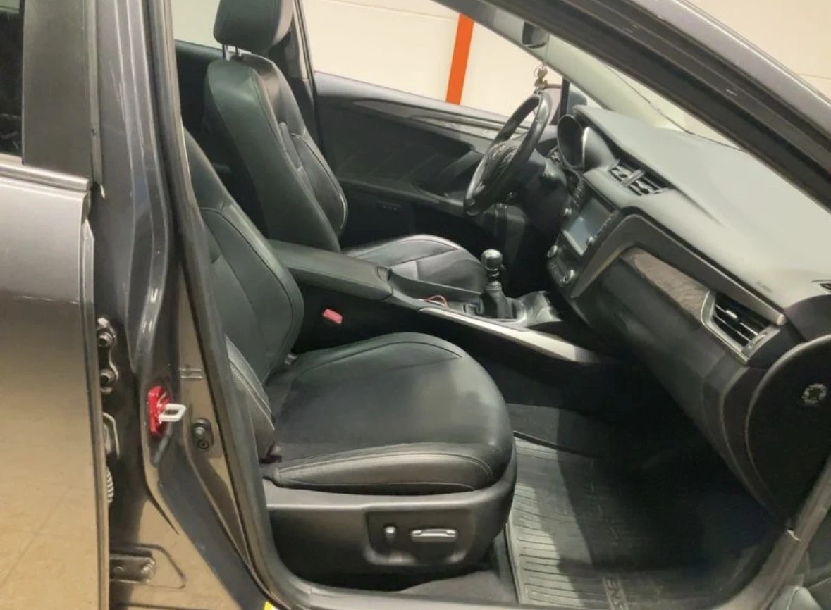 Toyota Avensis 2.0D-4D 143кс* LUXURY* FULL* ПЕРФЕКТЕН* , снимка 12 - Автомобили и джипове - 55229856