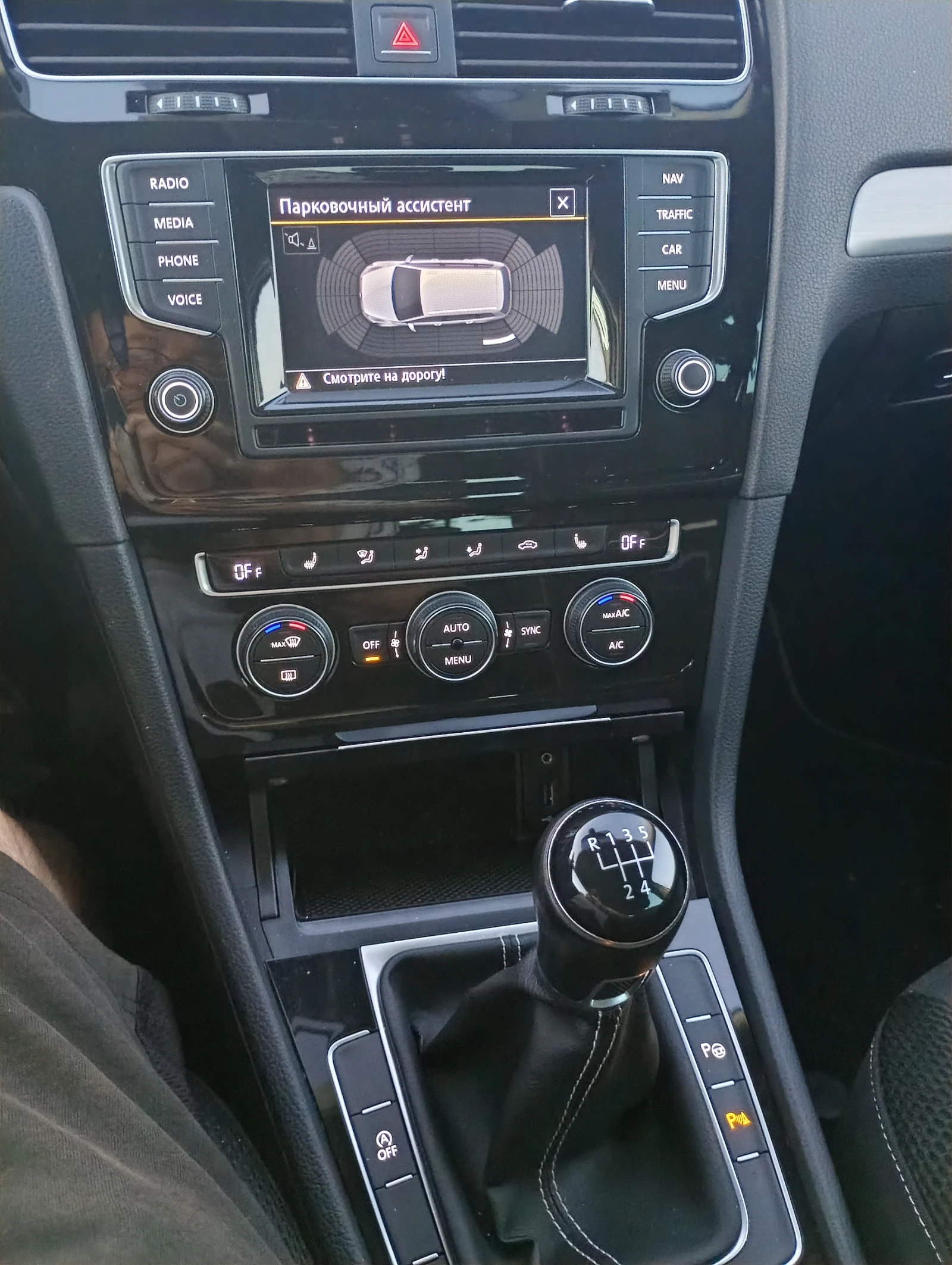 VW Golf 1.6 TDI, снимка 9 - Автомобили и джипове - 56362314