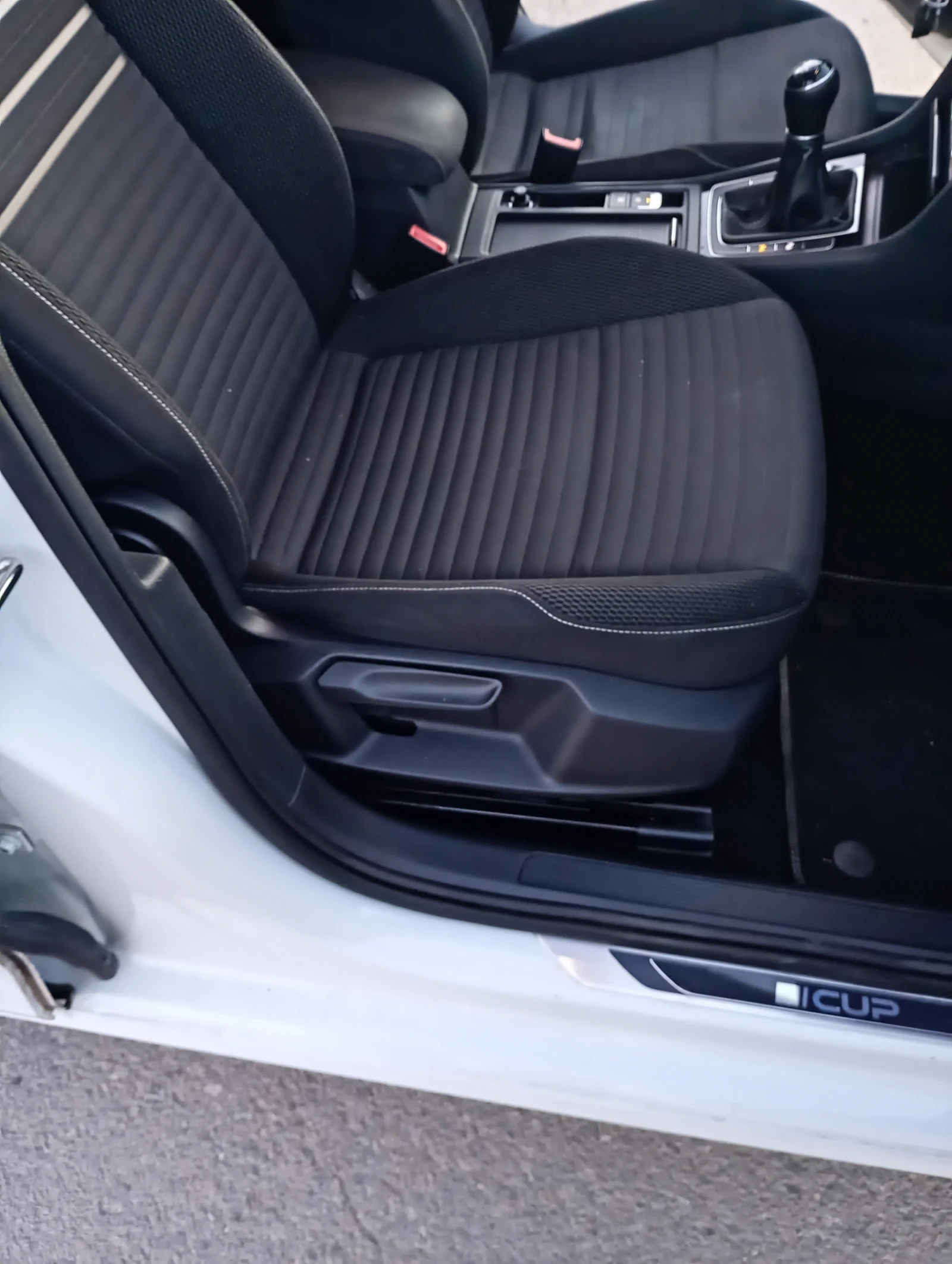 VW Golf 1.6 TDI, снимка 7 - Автомобили и джипове - 56362314