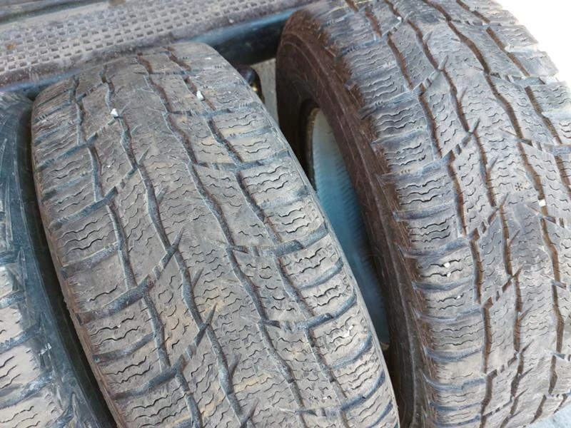 Гуми Зимни 215/65R15, снимка 3 - Гуми и джанти - 35992856