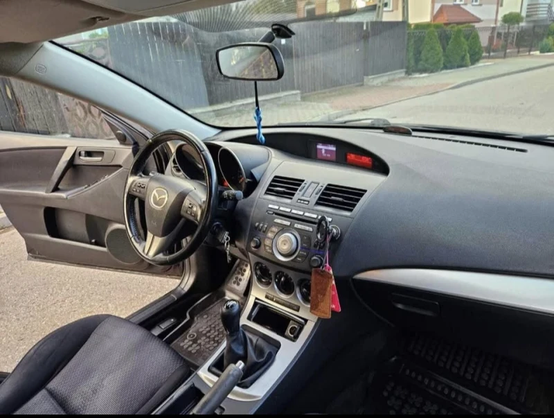 Mazda 3 1.6i 67000км, снимка 10 - Автомобили и джипове - 48244882