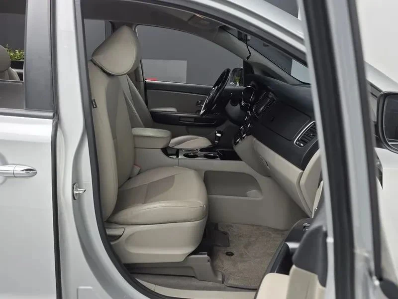 Kia Carnival, снимка 11 - Автомобили и джипове - 56689475