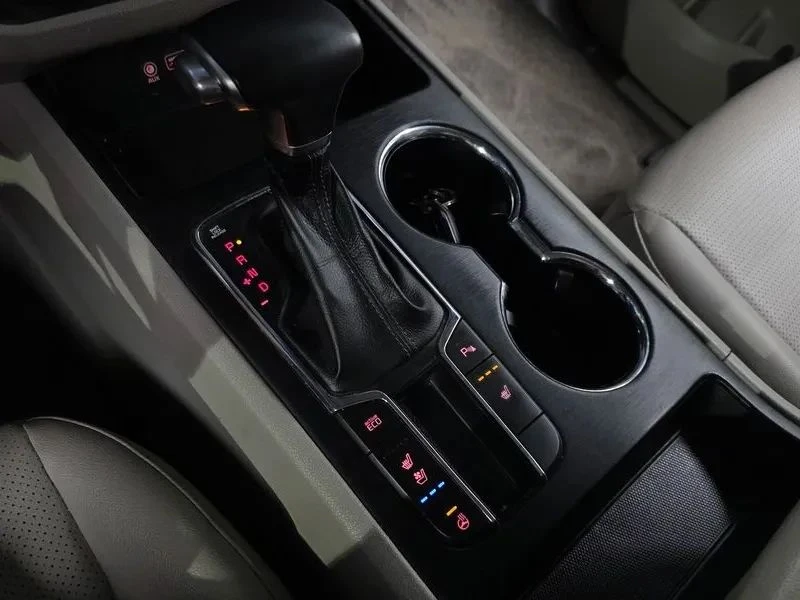 Kia Carnival, снимка 9 - Автомобили и джипове - 56689475