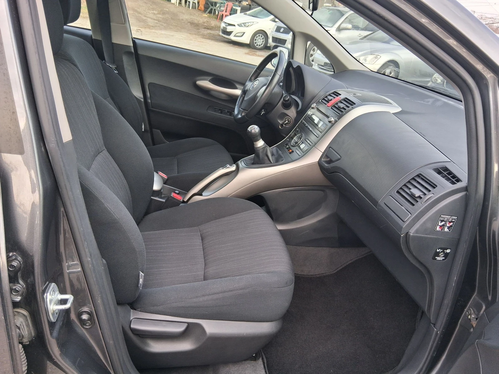 Toyota Auris 1.6 VVT-I като нова , снимка 11 - Автомобили и джипове - 53858109