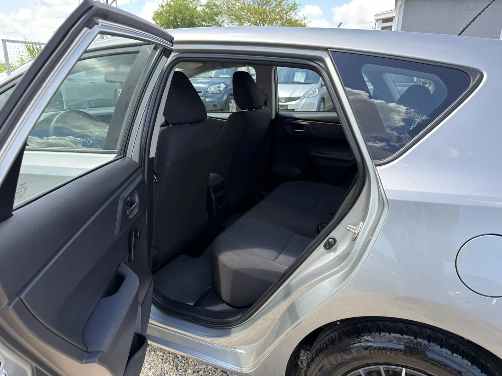 Toyota Auris 1.6i Swiss, снимка 15 - Автомобили и джипове - 54596197