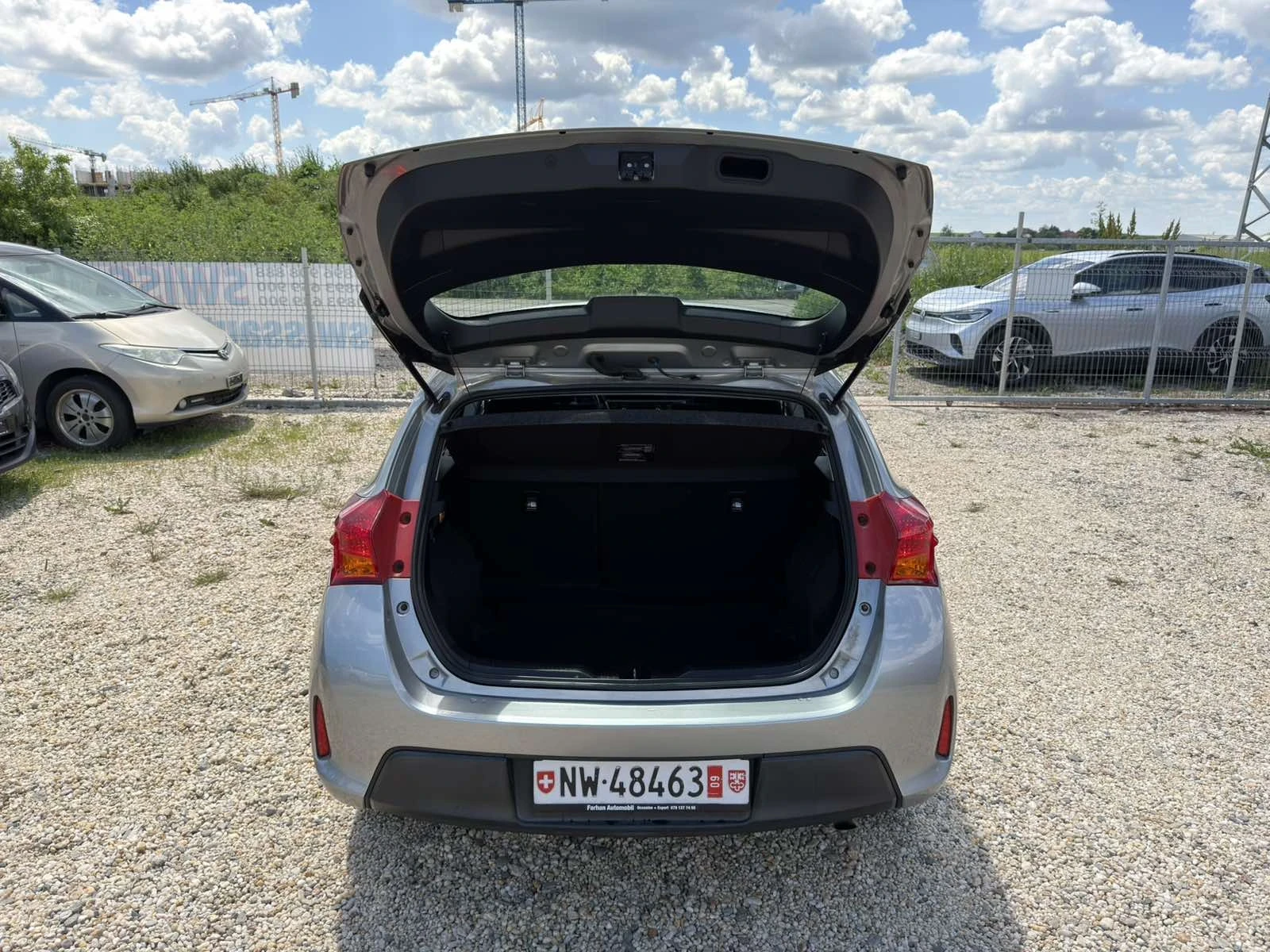 Toyota Auris 1.6i Swiss, снимка 8 - Автомобили и джипове - 54596197
