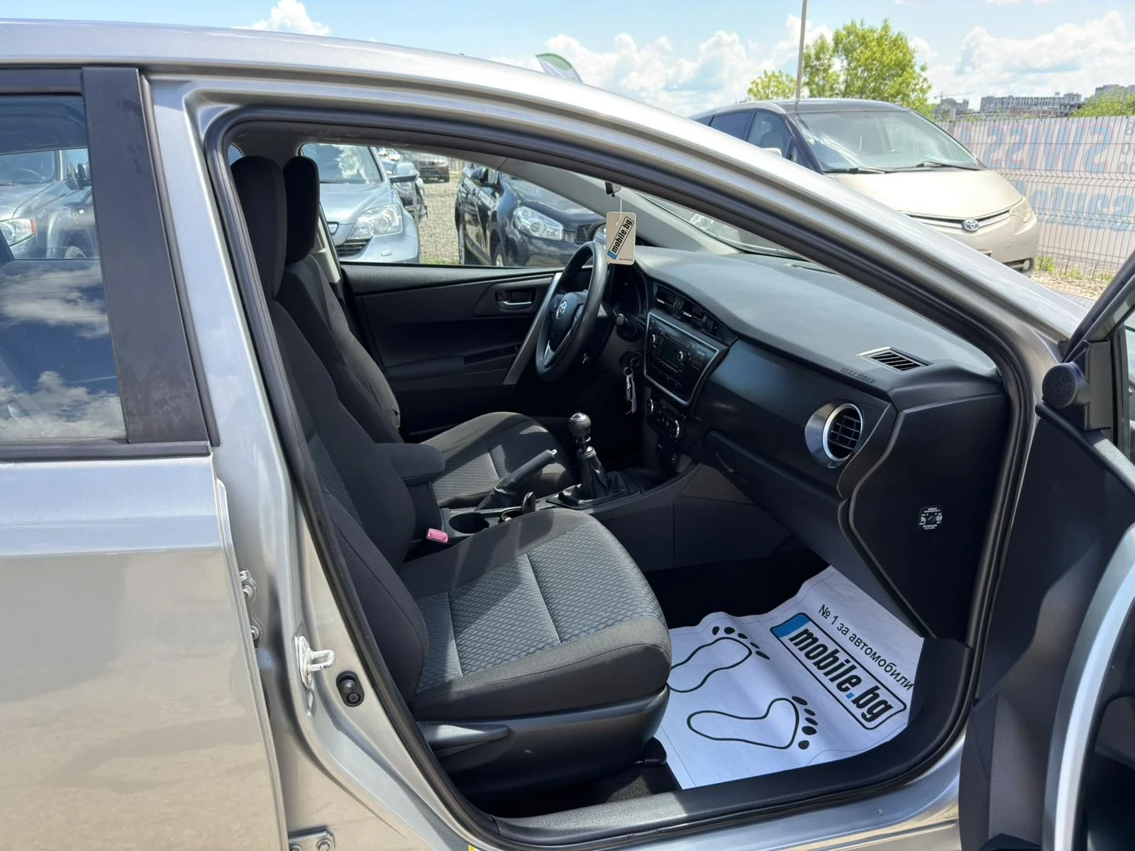 Toyota Auris 1.6i Swiss, снимка 13 - Автомобили и джипове - 54596197